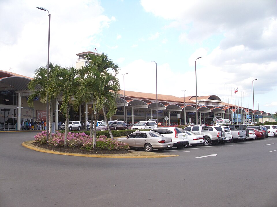Terminal y estacionamiento del aeropuerto del Cibao (STI), fotografía de archivo.
